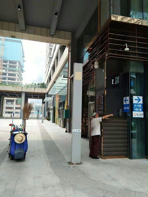 深圳市软件产业基地员工在保洁-沐鸣娱乐环保