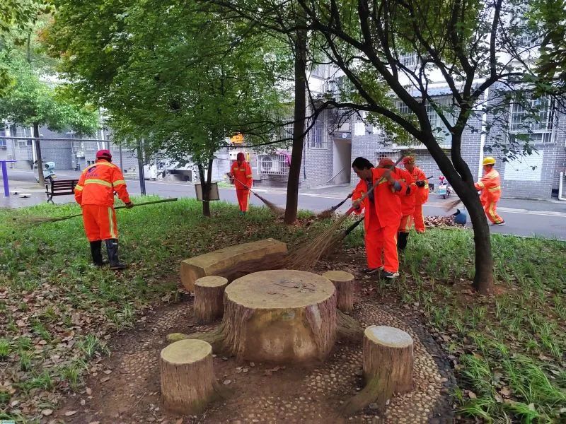 鐜夐緳鐜繚锛氱幆鍗叕鍙稿湪灏忓尯鍐呰繘琛屾竻鎵繚娲佷綔涓1